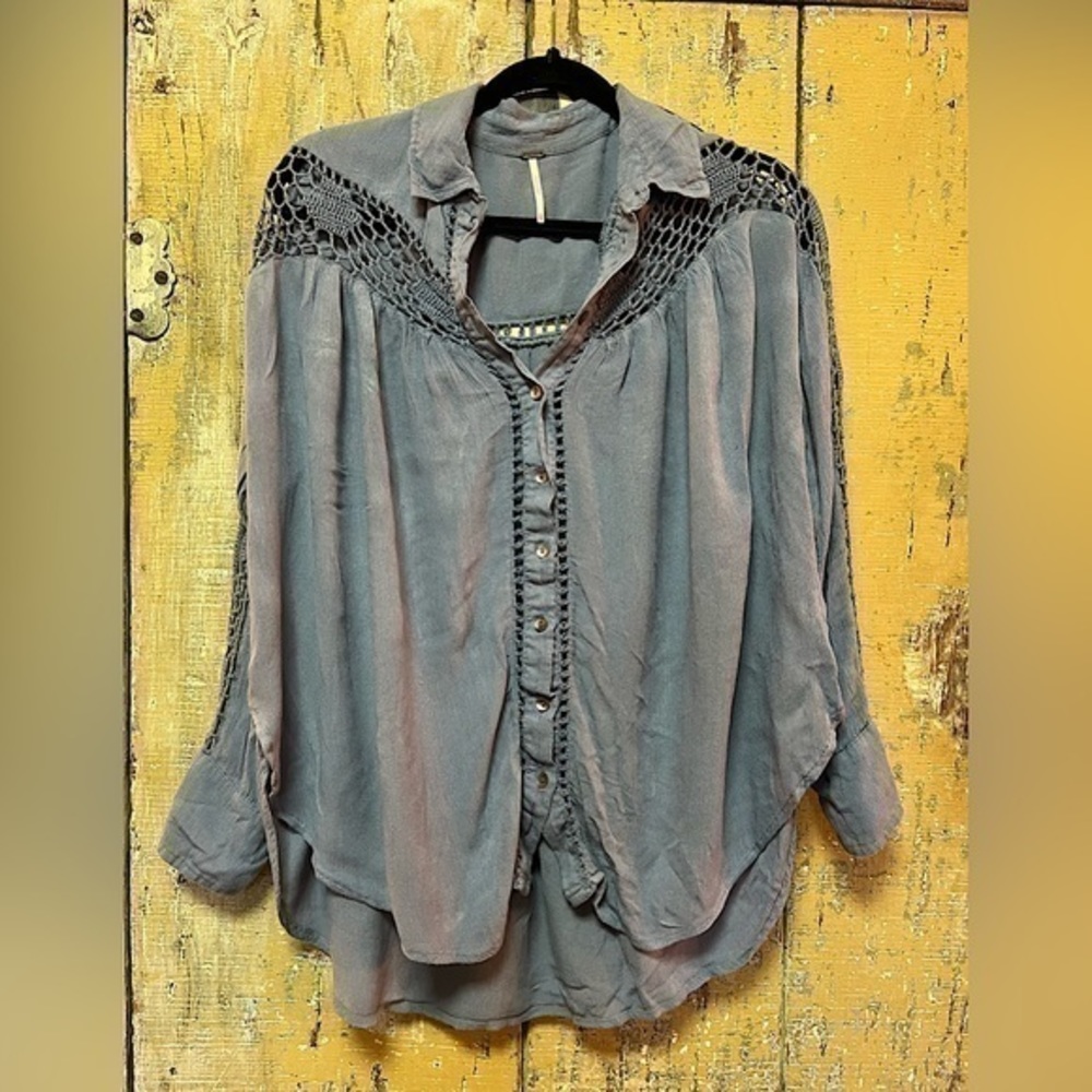 Free People flowey top in a nature blue color-your go to top as a cover ✨✨✨(T22)